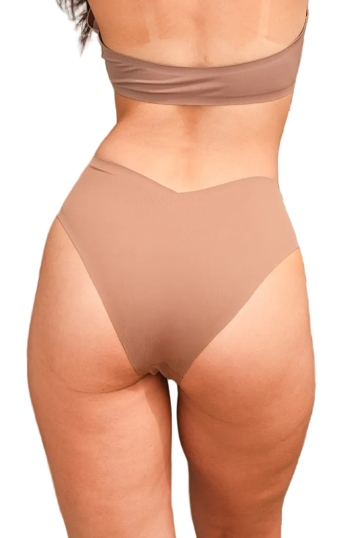 Woman wearing a taupe brown bikini | alexhakim16 / M