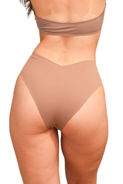 Woman wearing a taupe brown bikini | alexhakim16 / M
